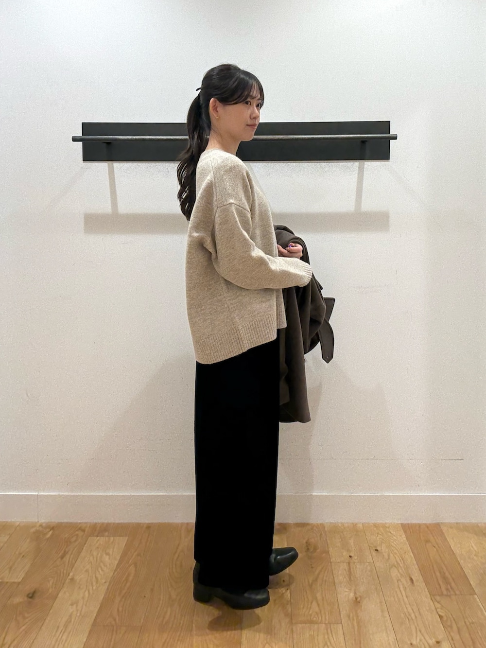 ベージュ系のニット/セーター、ベージュ系のニット/セーター、ブラウン系のその他アウターを着用したレディースの冬コーディネートの3枚目の写真