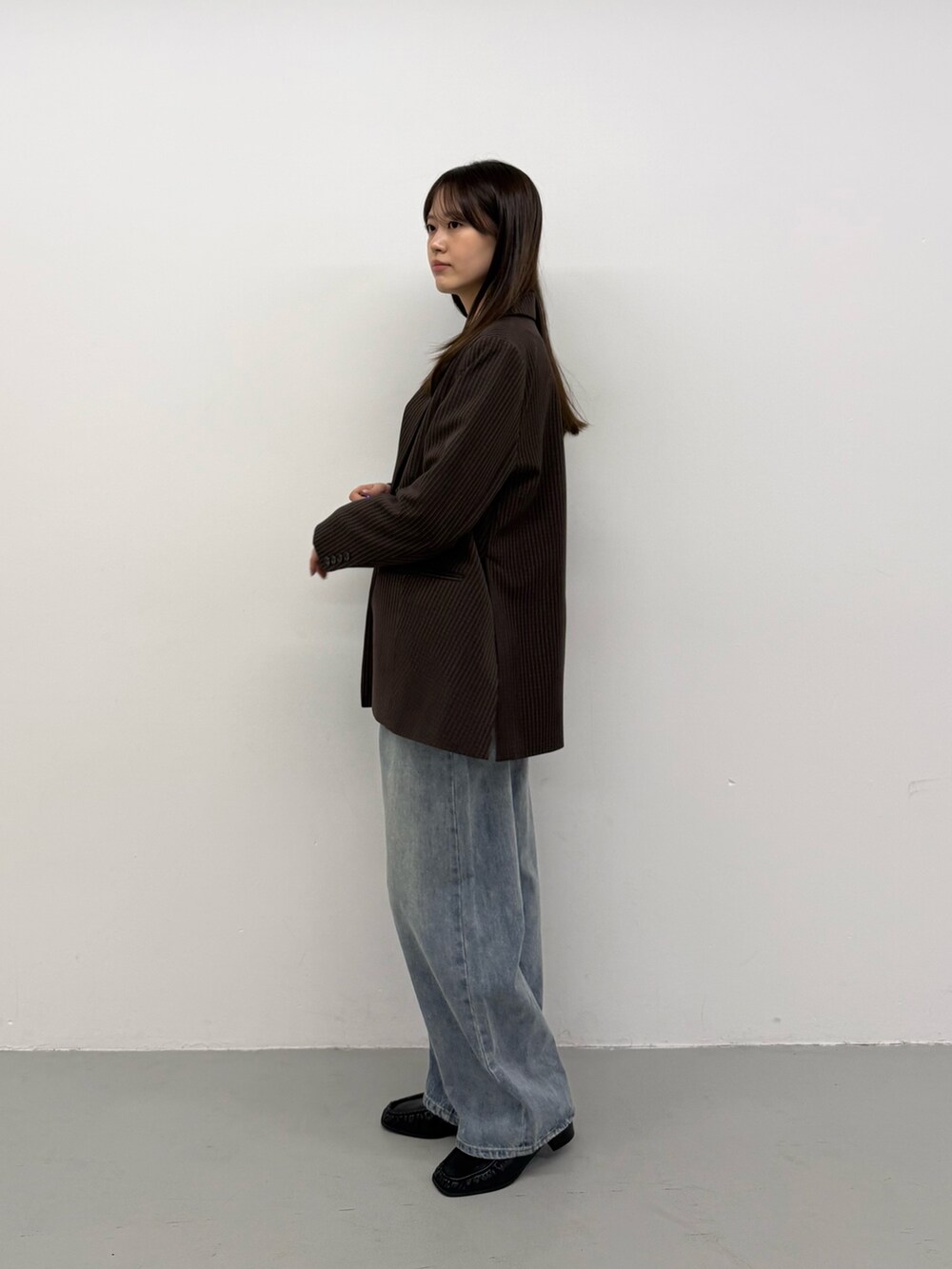 ブラウン系のその他アウター、ブラウン系のその他アウター、ホワイト系のTシャツ/カットソーを着用したレディースの夏コーディネートの3枚目の写真