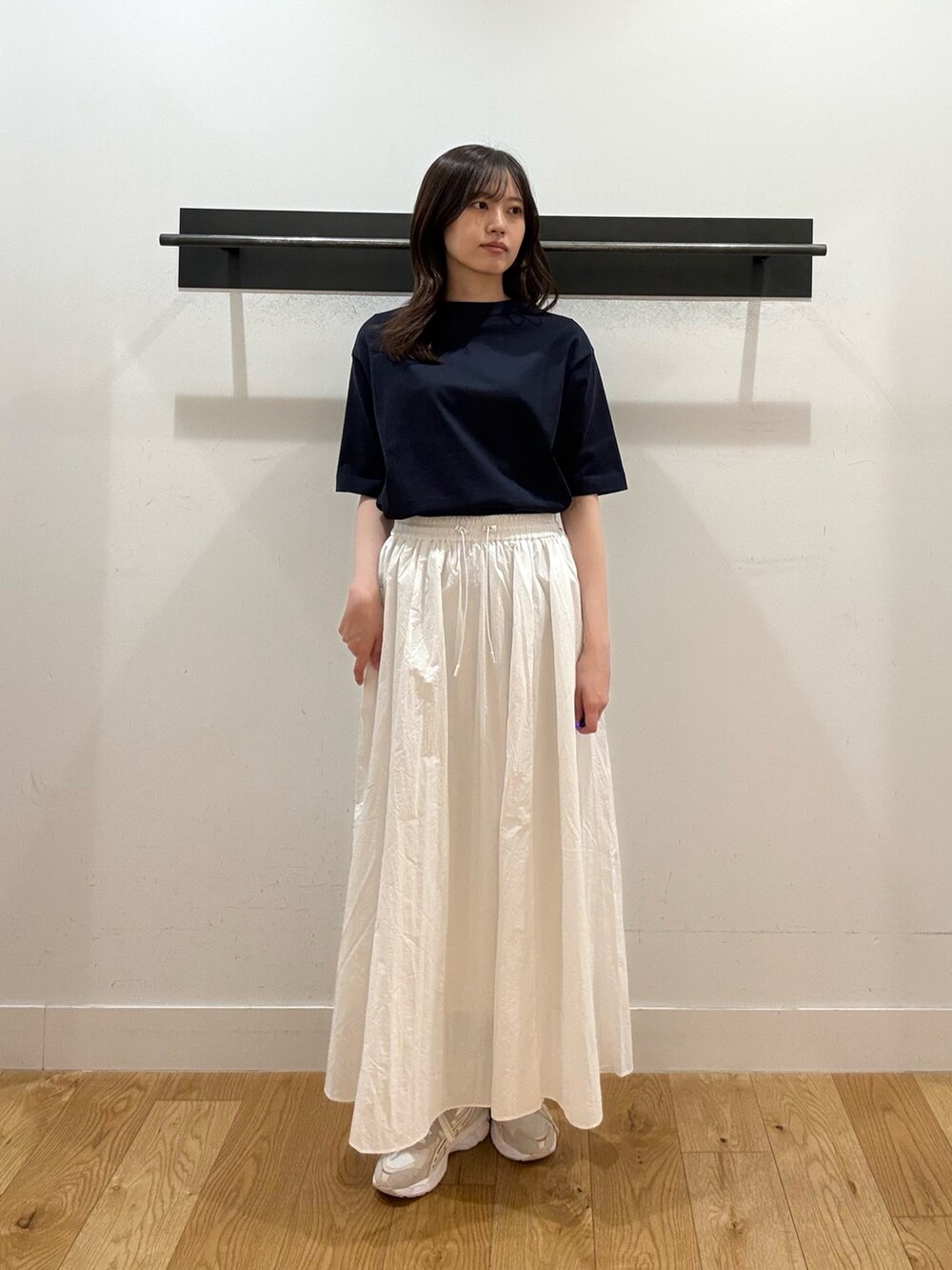 ブルー系のTシャツ/カットソー、ブルー系のTシャツ/カットソー、ホワイト系のスカートを着用したレディースの春コーディネートの3枚目の写真