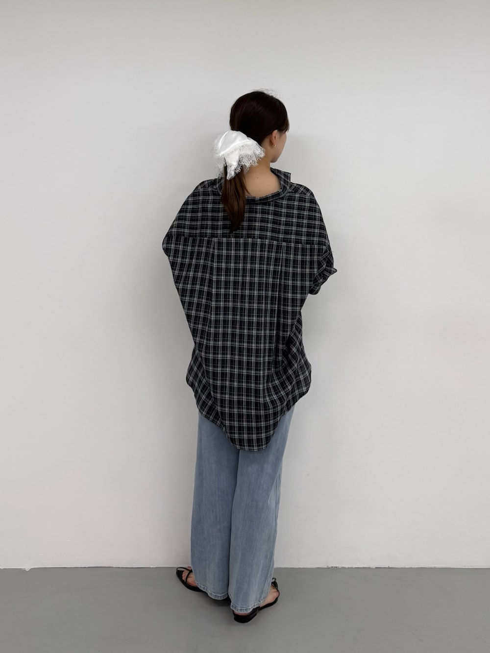 ブラック系のシャツ/ブラウス、ブラック系のシャツ/ブラウス、ブルー系のデニムパンツを着用したレディースの夏コーディネートの2枚目の写真