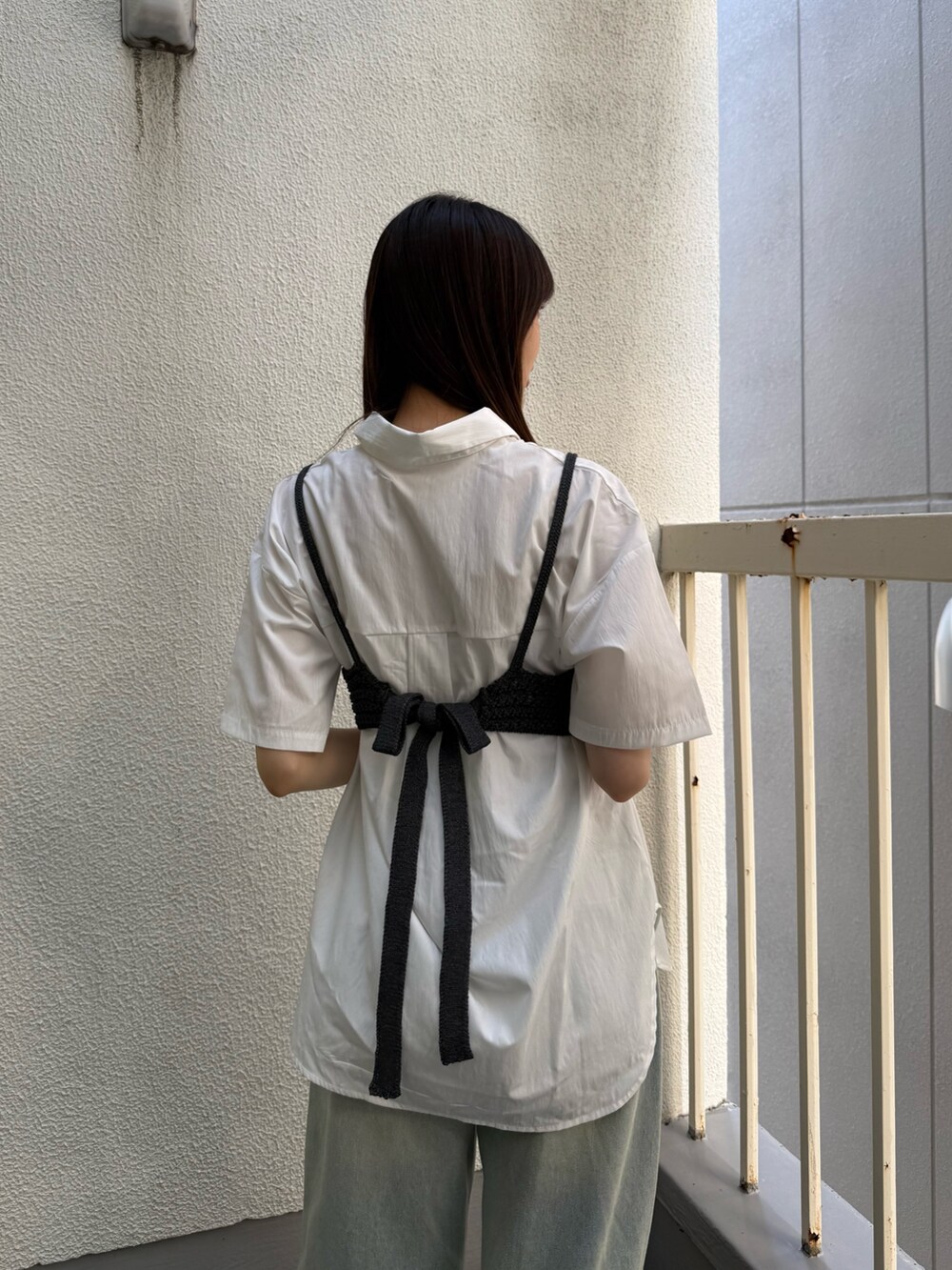 ブルー系のその他パンツ、ブルー系のその他パンツ、ブラック系のサンダルを着用したレディースの夏コーディネートの4枚目の写真