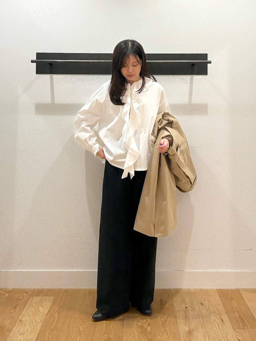 ベージュ系のその他アウター、ベージュ系のその他アウター、ホワイト系のシャツ/ブラウスを着用したレディースの冬コーディネートの7枚目の写真