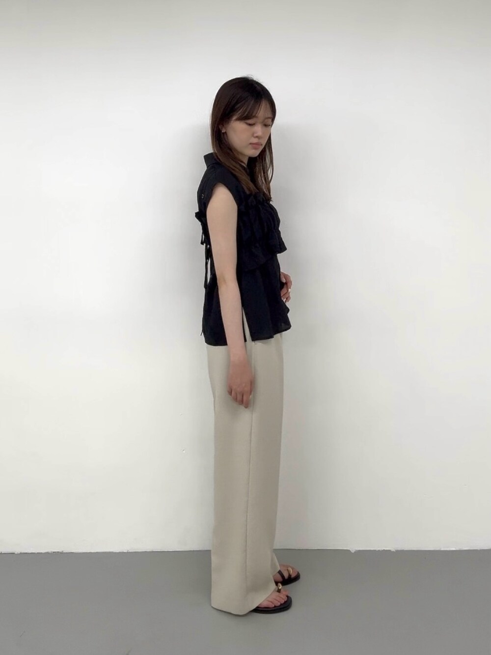 ベージュ系のその他パンツ、ベージュ系のその他パンツ、ブラック系のシャツ/ブラウスを着用したレディースの夏コーディネートの5枚目の写真
