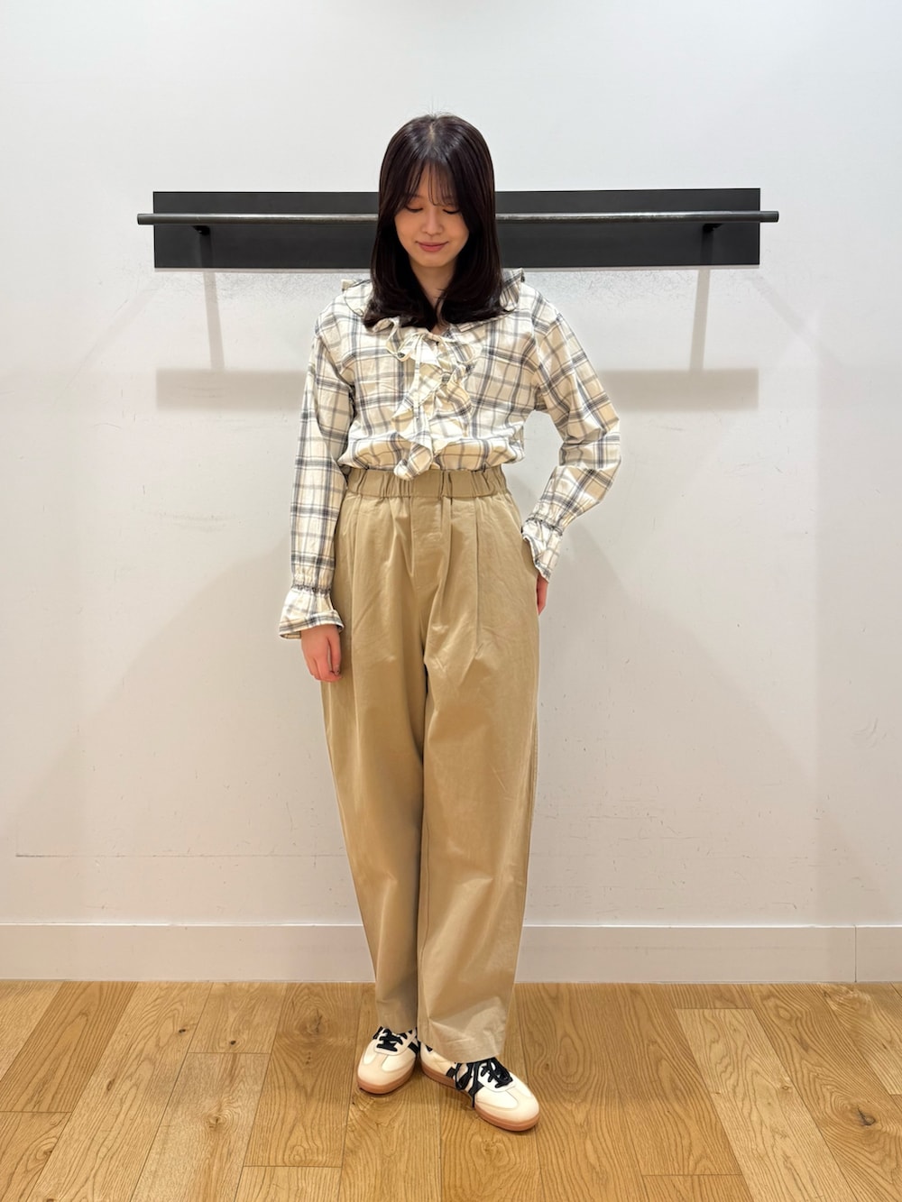 ブラック系のシャツ/ブラウス、ブラック系のシャツ/ブラウス、ベージュ系のその他パンツを着用したレディースの春コーディネートの2枚目の写真