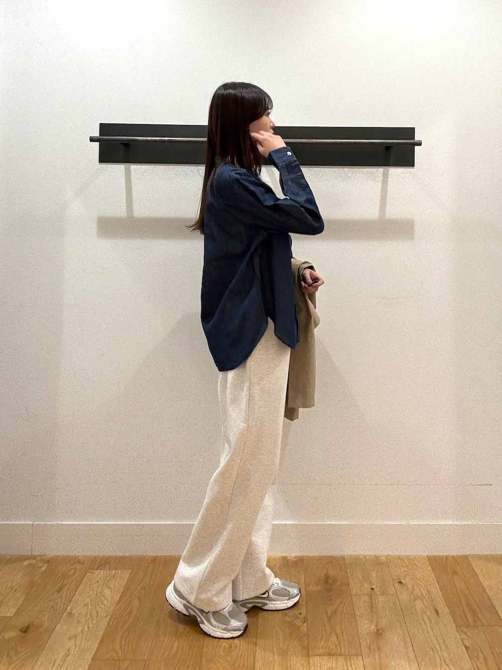 ブルー系のシャツ/ブラウス、ベージュ系のその他アウター、ベージュ系のその他アウターを着用したレディースの冬コーディネートの5枚目の写真