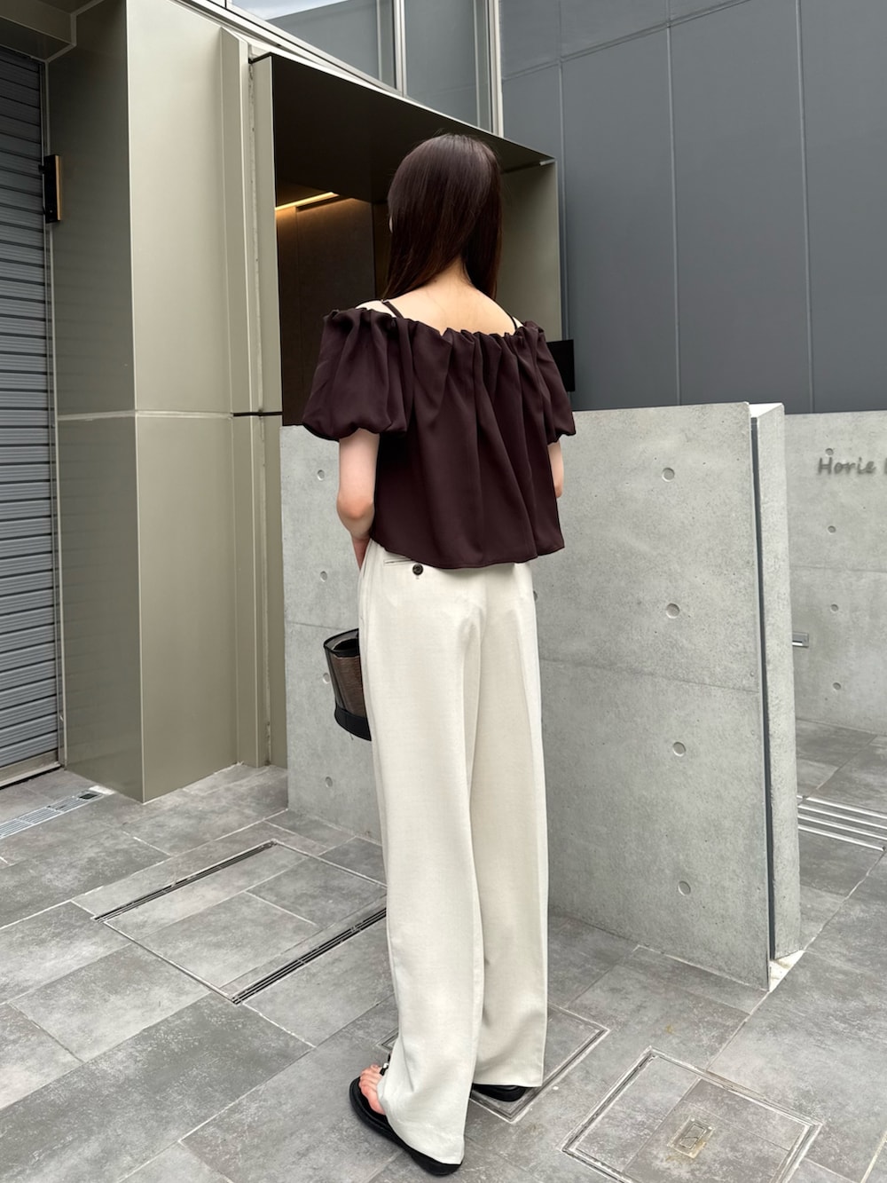 ブラウン系のシャツ/ブラウス、ブラウン系のシャツ/ブラウス、ベージュ系のその他パンツを着用したレディースの夏コーディネートの2枚目の写真