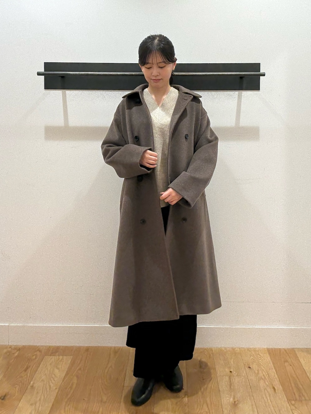 ベージュ系のニット/セーター、ベージュ系のニット/セーター、ブラウン系のその他アウターを着用したレディースの冬コーディネートの5枚目の写真