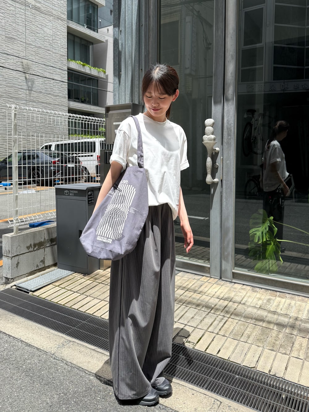 グレー系のその他パンツ、グレー系のその他パンツを着用したレディースの夏コーディネートの2枚目の写真