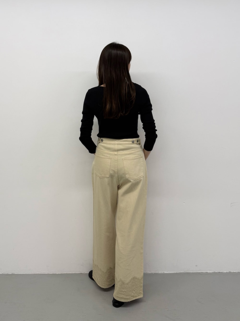 ブラック系のニット/セーター、ブラック系のニット/セーター、ベージュ系のデニムパンツを着用したレディースの秋コーディネートの3枚目の写真