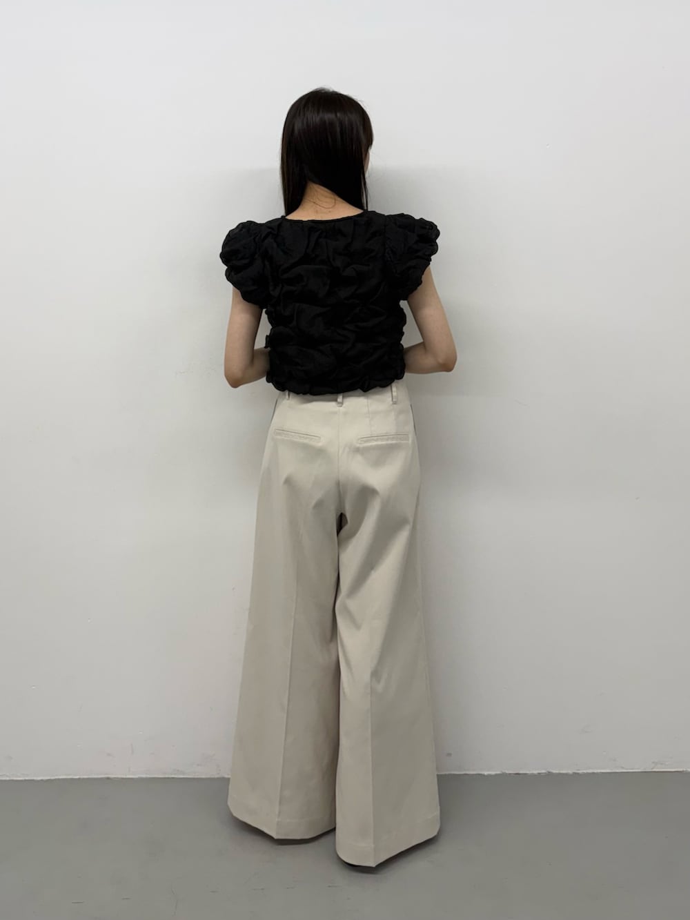 ブラック系のシャツ/ブラウス、ブラック系のシャツ/ブラウス、ホワイト系のチノパンツを着用したレディースの夏コーディネートの3枚目の写真