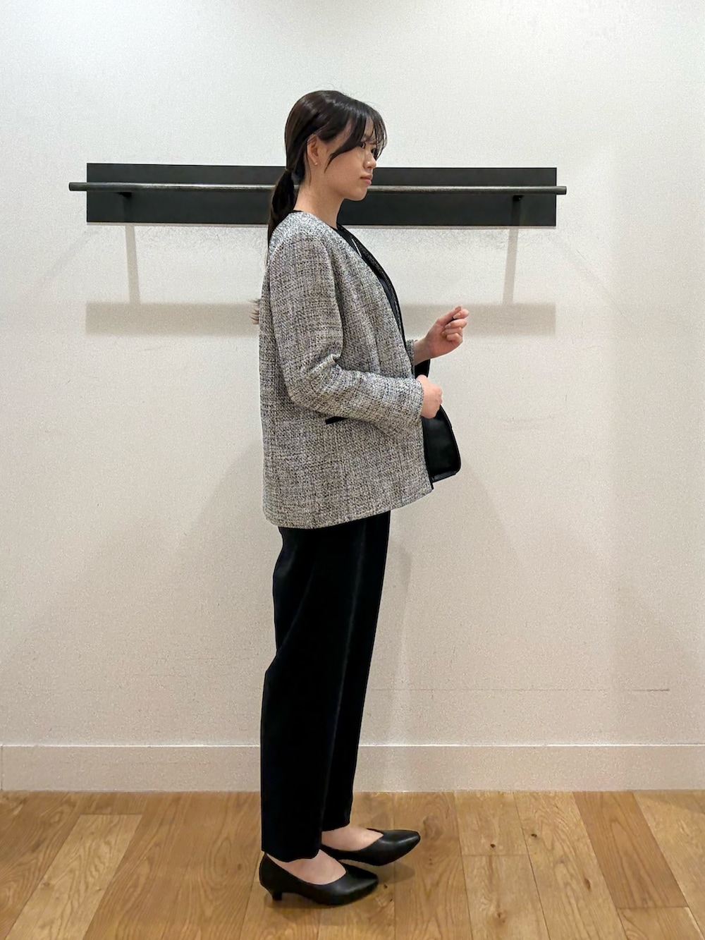 ブラック系のスーツジャケット、ブラック系のスーツジャケット、ブラック系のセットアップを着用したレディースの冬コーディネートの2枚目の写真