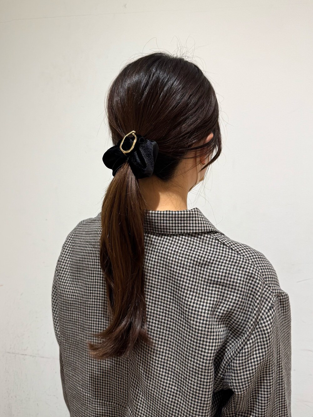 ゴールド系のヘアゴムを着用したレディースの冬コーディネートの3枚目の写真