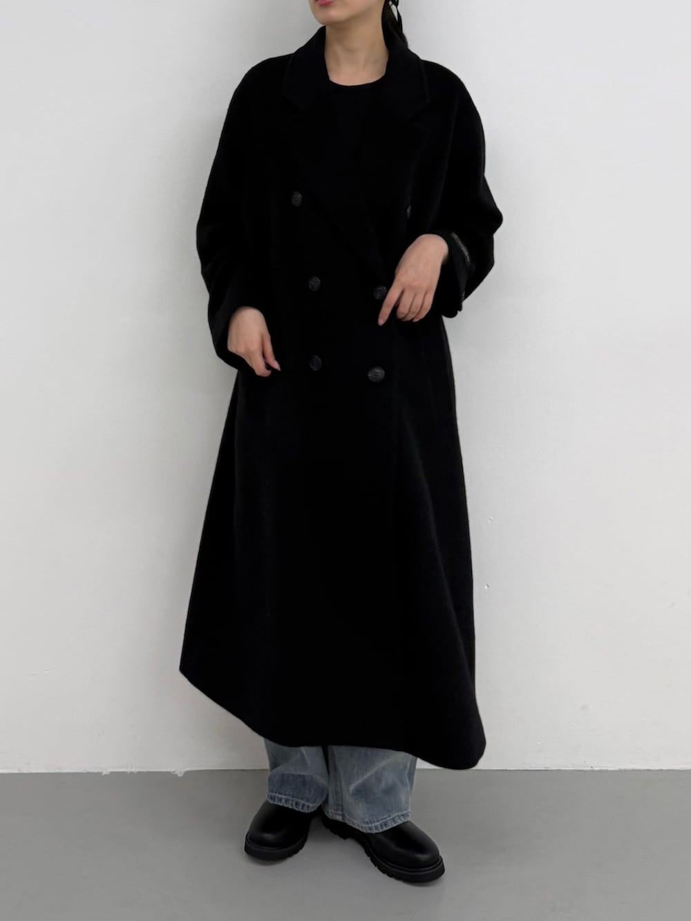 ブラック系のその他アウター、ブルー系のデニムパンツ、ブルー系のデニムパンツを着用したレディースの夏コーディネートの2枚目の写真