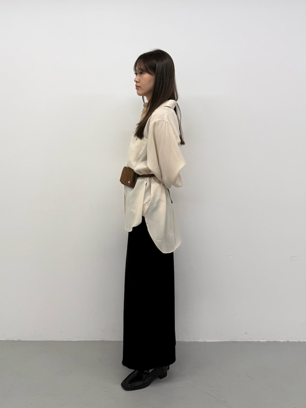 ベージュ系のシャツ/ブラウス、ベージュ系のシャツ/ブラウス、ブラック系のスカートを着用したレディースの夏コーディネートの2枚目の写真