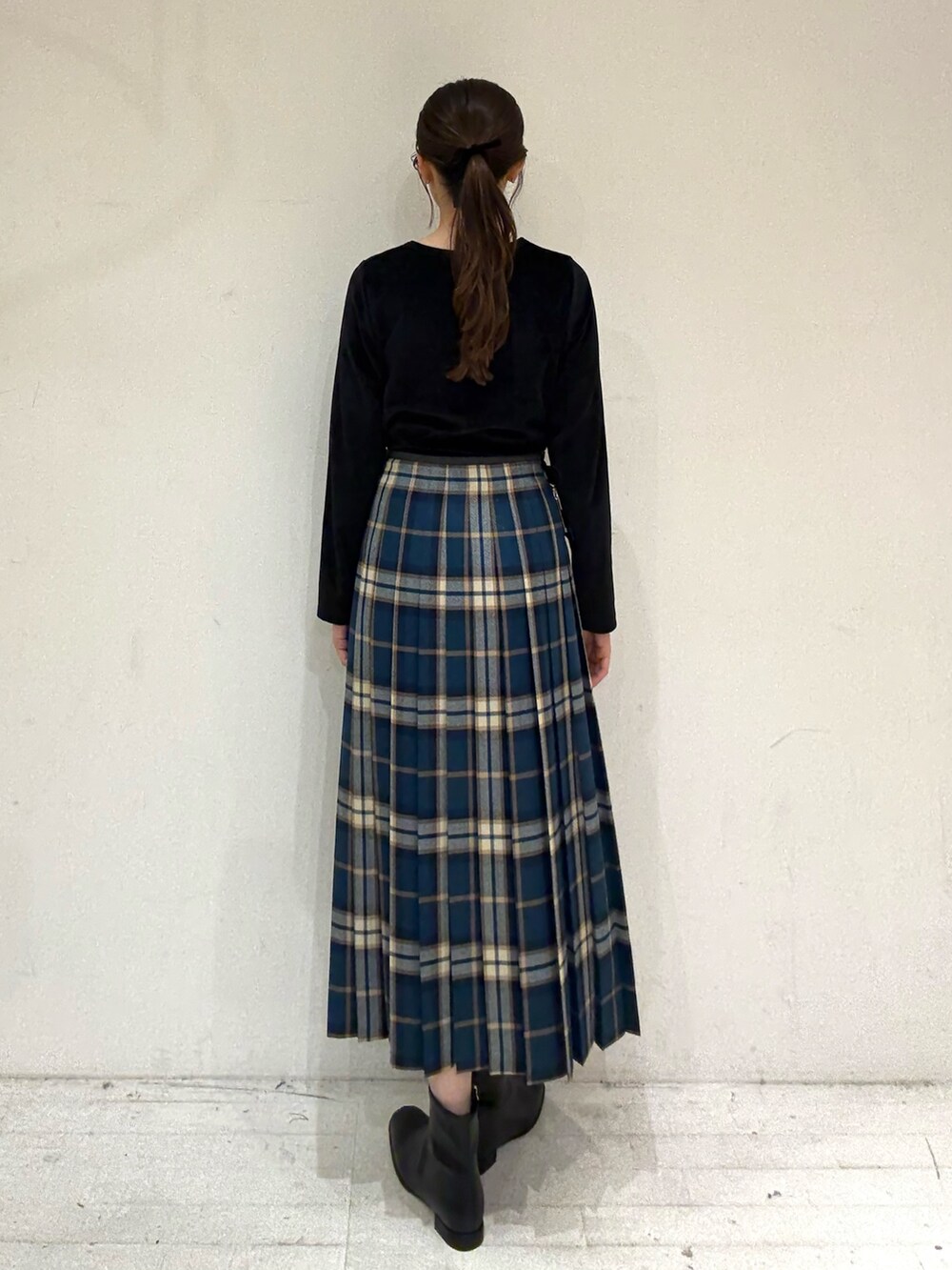 ブラック系のTシャツ/カットソー、ブラック系のTシャツ/カットソー、グリーン系のスカートを着用したレディースの秋コーディネートの2枚目の写真