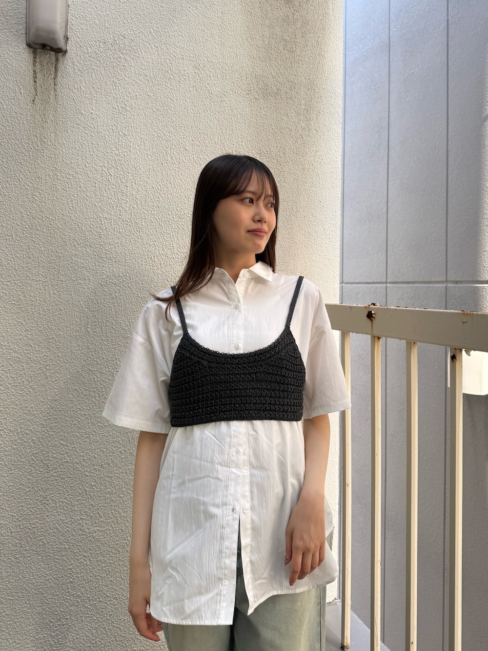 ブルー系のその他パンツ、ブルー系のその他パンツ、ブラック系のサンダルを着用したレディースの夏コーディネートの3枚目の写真