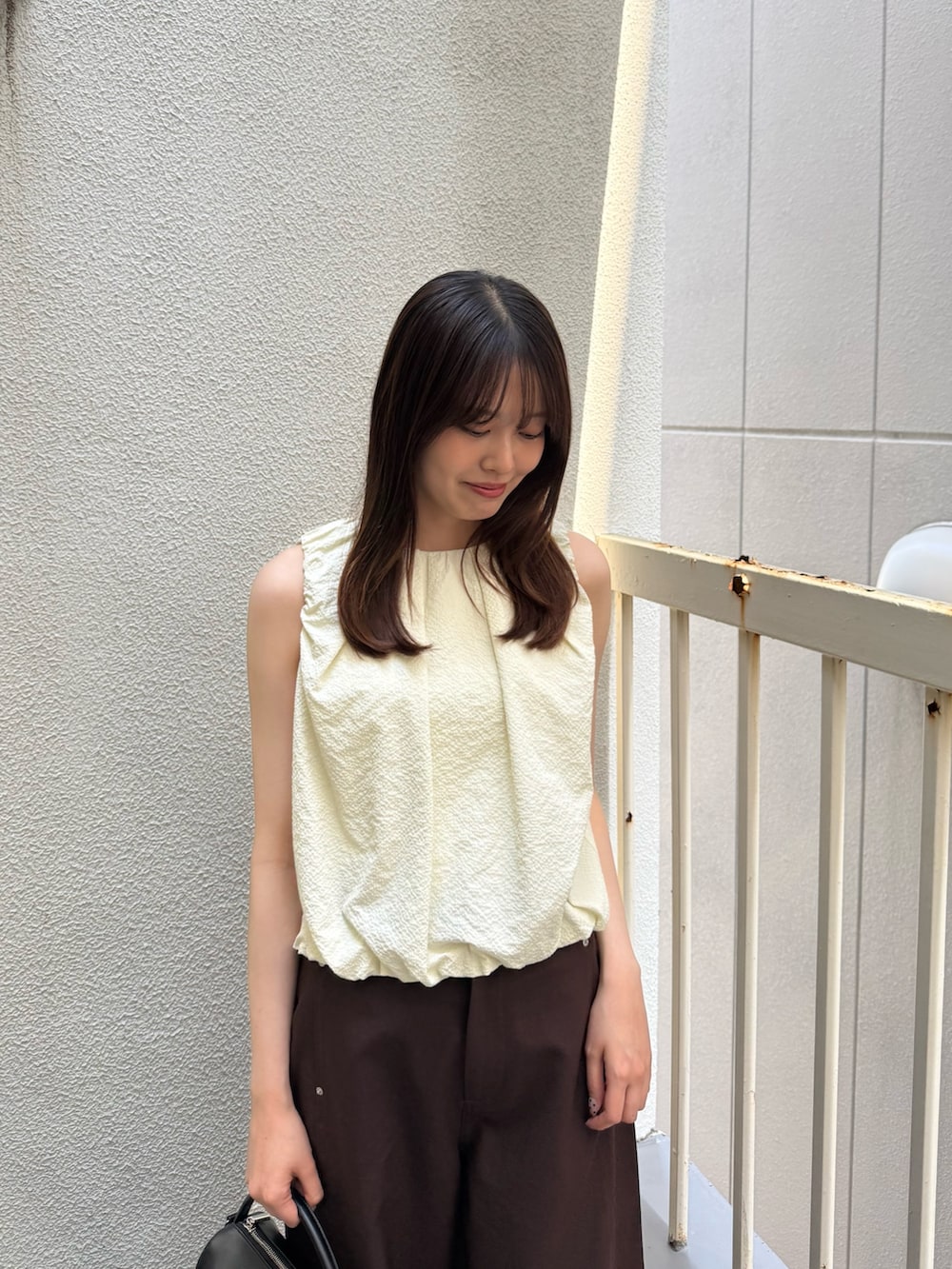 ブラウン系のその他パンツ、ブラウン系のその他パンツ、ホワイト系のシャツ/ブラウスを着用したレディースの夏コーディネートの3枚目の写真