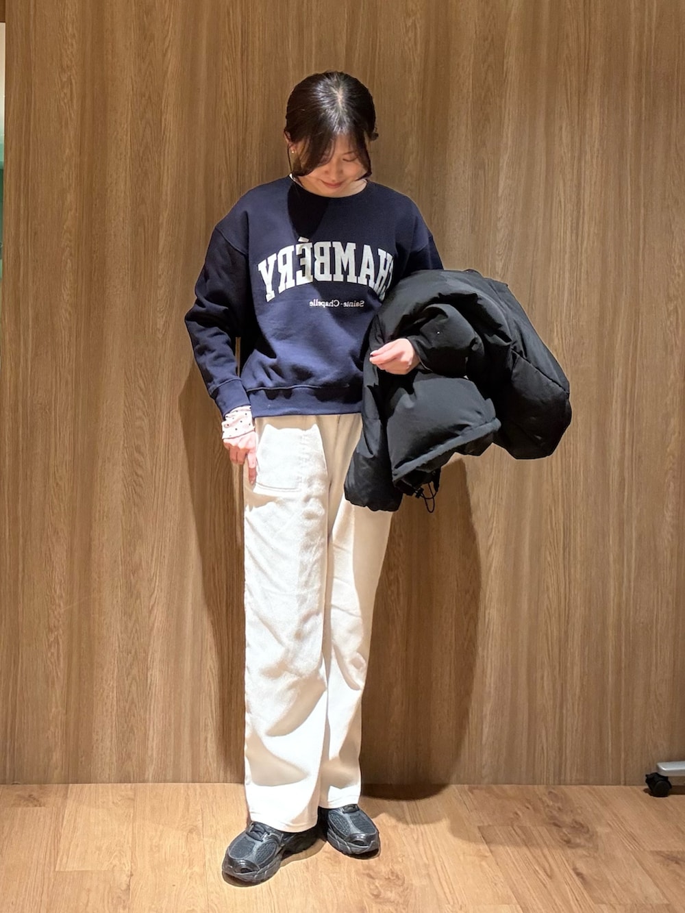 ブラック系のダウンジャケット/コート、ブラック系のダウンジャケット/コート、ブルー系のスウェットを着用したレディースの冬コーディネートの5枚目の写真