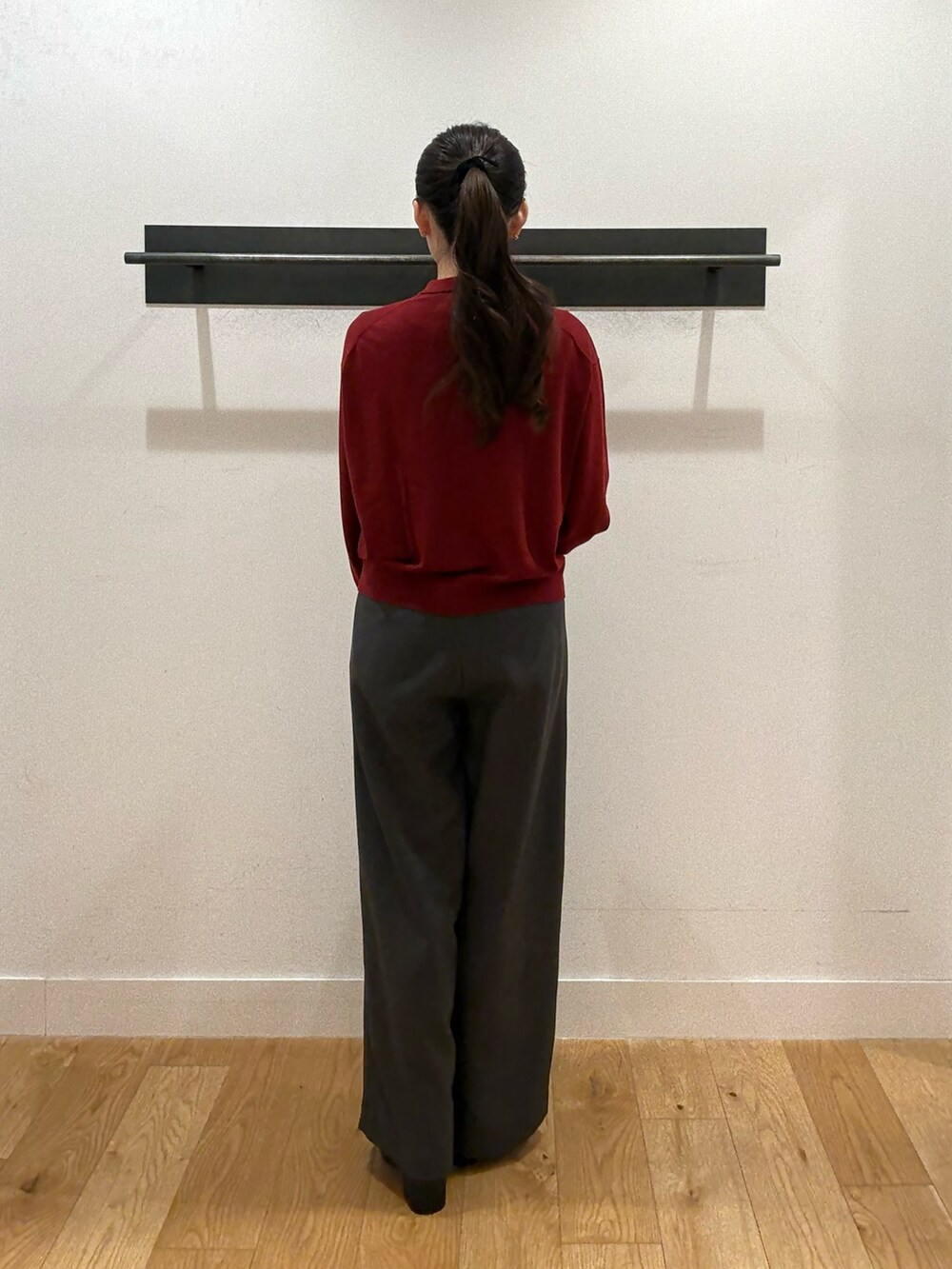 レッド系のカーディガン/ボレロ、レッド系のカーディガン/ボレロ、グレー系のその他パンツを着用したレディースの冬コーディネートの3枚目の写真