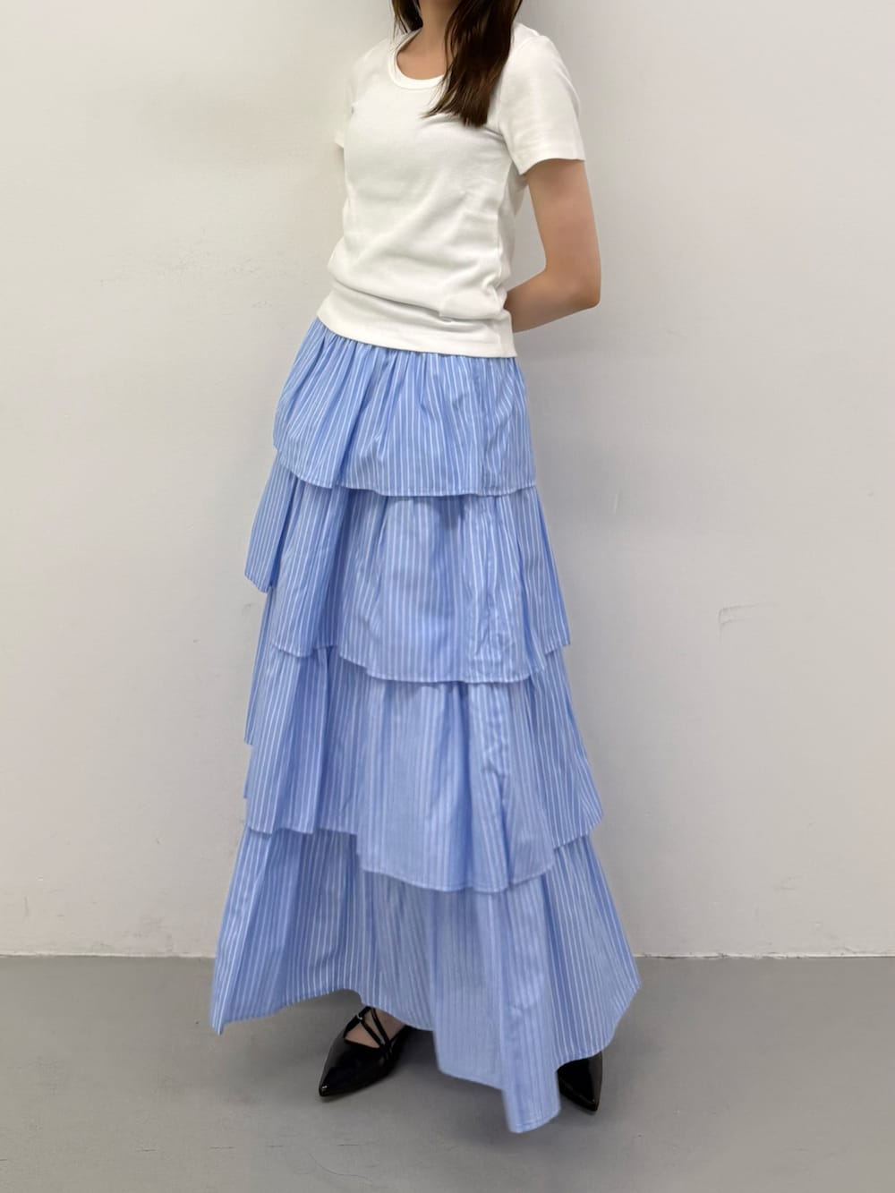 ブルー系のスカート、ブルー系のスカート、ホワイト系のTシャツ/カットソーを着用したレディースの夏コーディネートの2枚目の写真