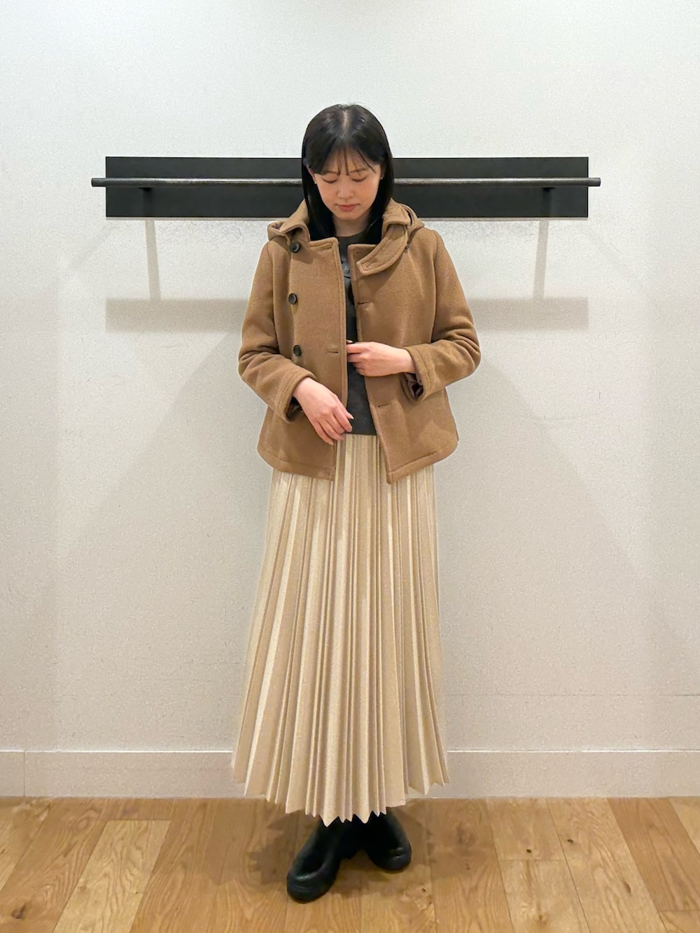 イエロー系のその他アウター、イエロー系のその他アウター、グレー系のニット/セーターを着用したレディースの冬コーディネートの2枚目の写真