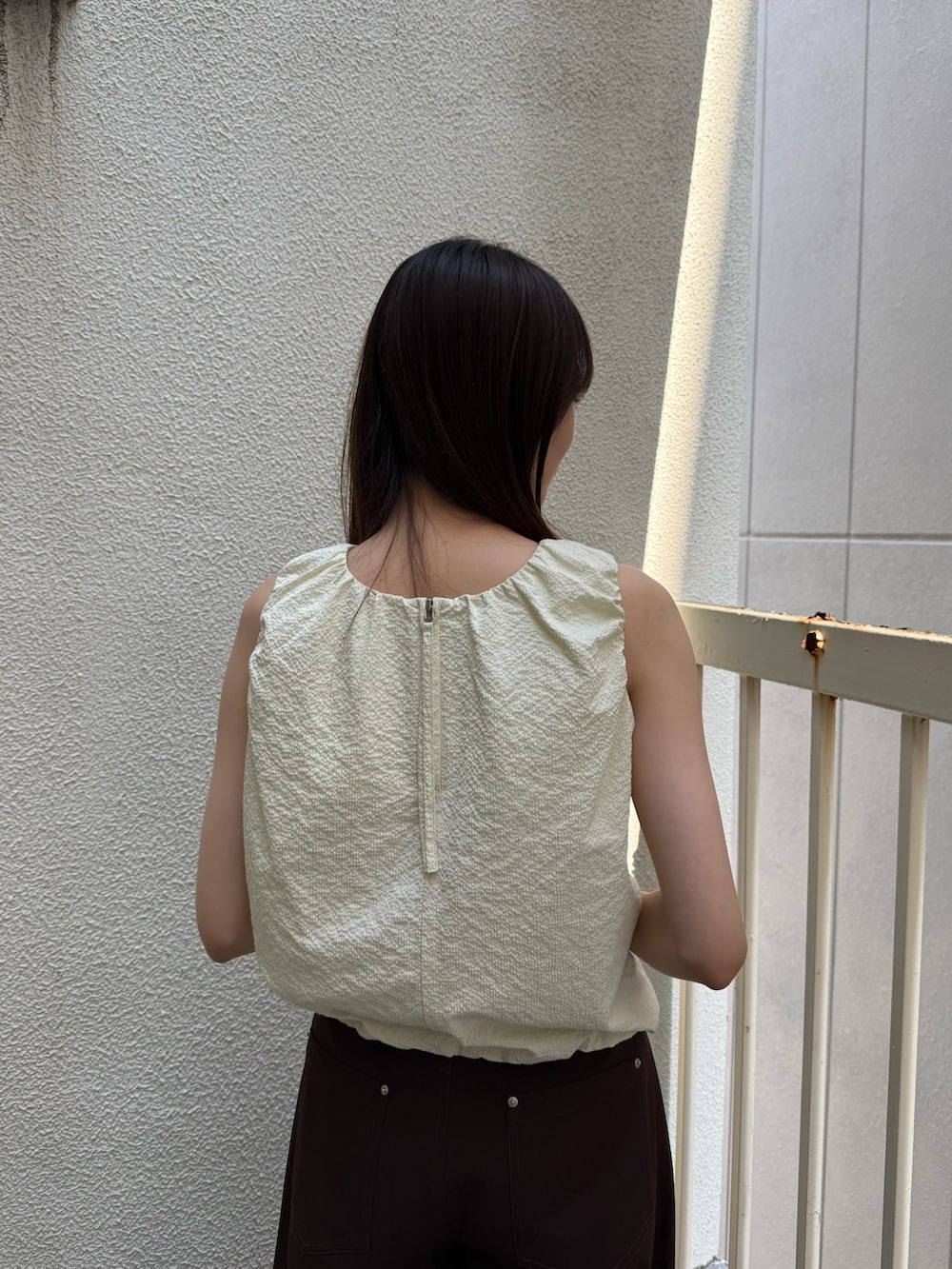 ブラウン系のその他パンツ、ブラウン系のその他パンツ、ホワイト系のシャツ/ブラウスを着用したレディースの夏コーディネートの4枚目の写真