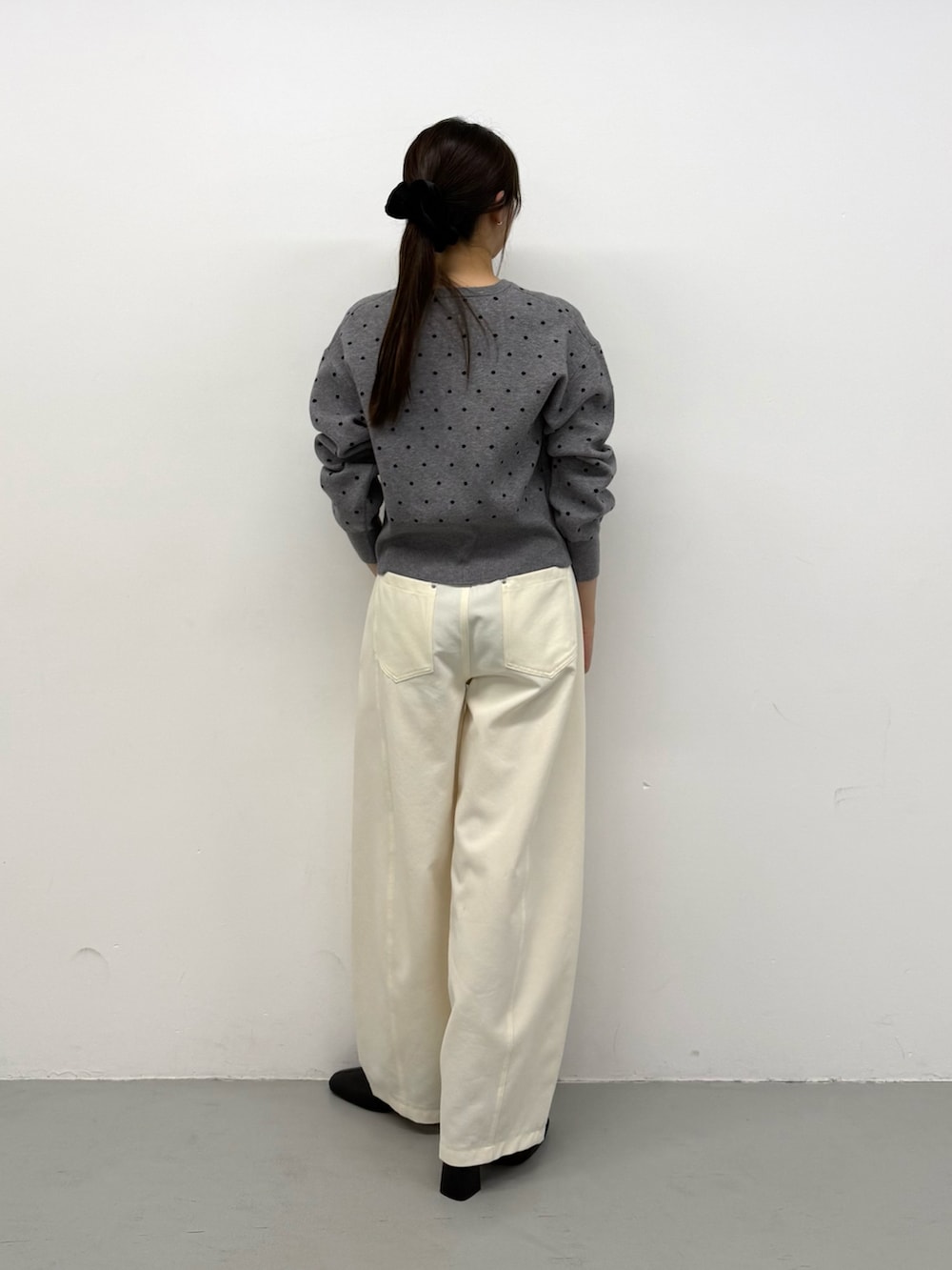グレー系のカーディガン/ボレロ、グレー系のカーディガン/ボレロ、ホワイト系のその他パンツを着用したレディースの秋コーディネートの3枚目の写真