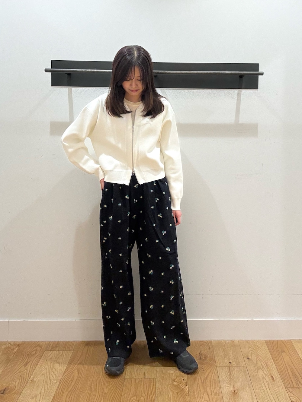 ホワイト系のカーディガン/ボレロ、ホワイト系のカーディガン/ボレロ、ホワイト系のTシャツ/カットソーを着用したレディースの春コーディネートの2枚目の写真