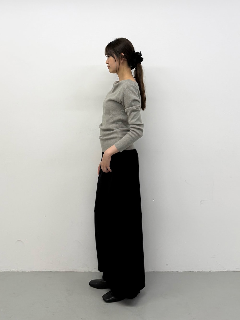 グレー系のニット/セーター、グレー系のニット/セーター、ブラック系のスカートを着用したレディースの秋コーディネートの2枚目の写真