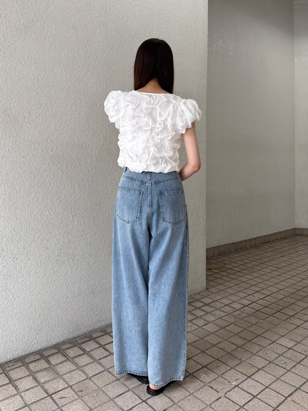 ホワイト系のシャツ/ブラウス、ホワイト系のシャツ/ブラウス、ベージュ系のショルダーバッグを着用したレディースの夏コーディネートの3枚目の写真