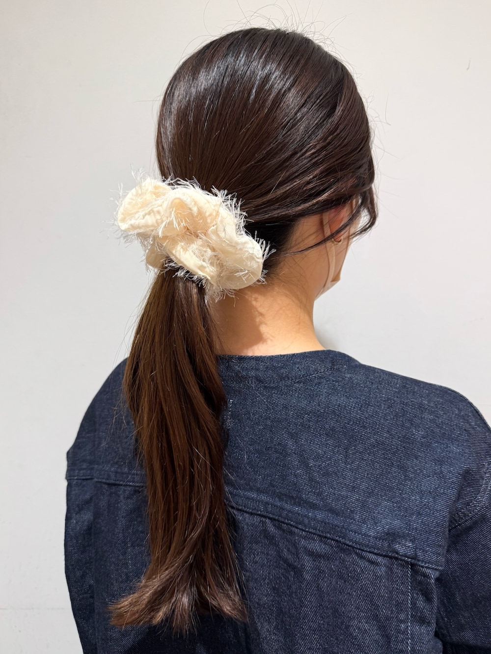 ホワイト系のシュシュ、ホワイト系のシュシュを着用したレディースの冬コーディネートの2枚目の写真