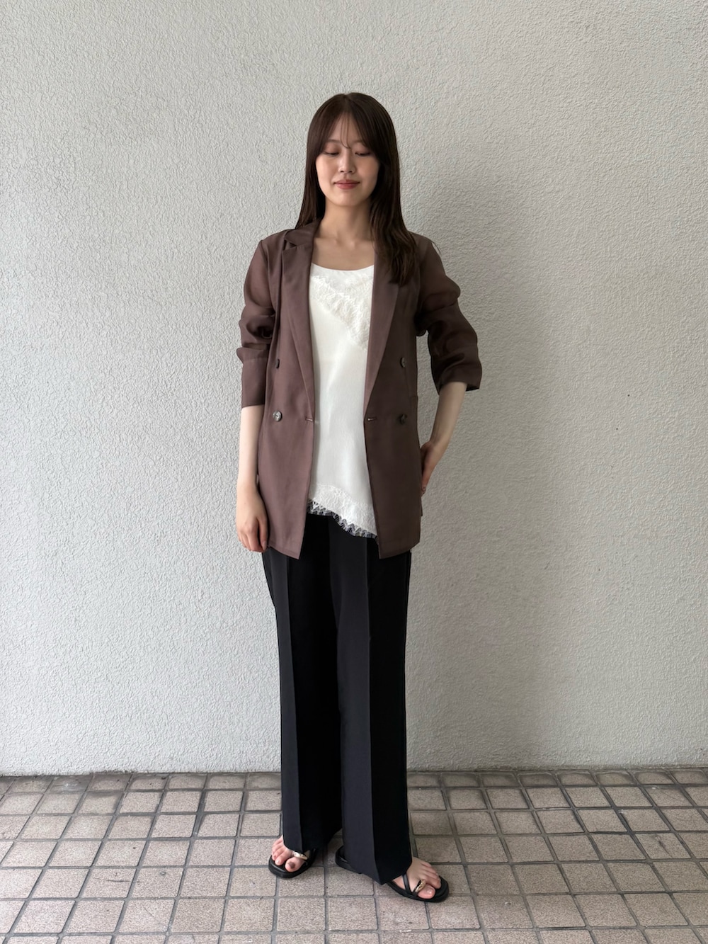 ブラック系のその他パンツ、ブラック系のその他パンツ、ホワイト系のキャミソールを着用したレディースの夏コーディネートの3枚目の写真