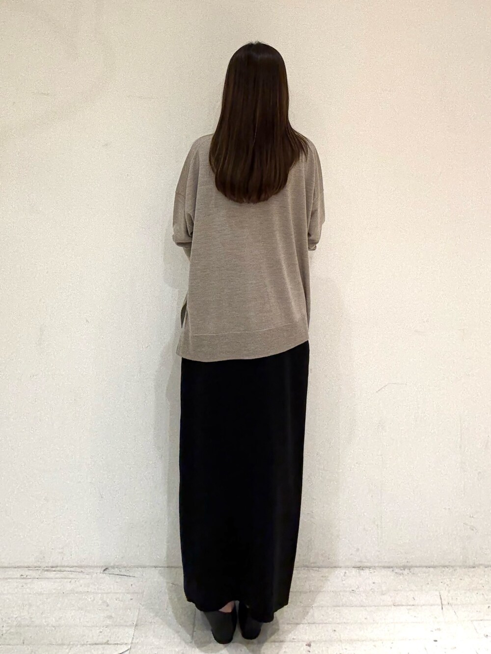 ベージュ系のニット/セーター、ベージュ系のニット/セーター、ブラック系のスカートを着用したレディースの秋コーディネートの5枚目の写真