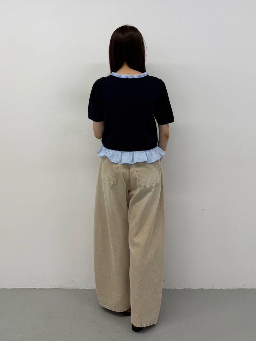 ブルー系のニット/セーター、ブルー系のニット/セーター、ベージュ系のデニムパンツを着用したレディースの夏コーディネートの2枚目の写真