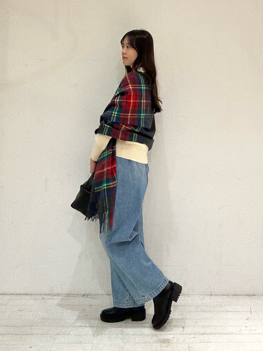 ホワイト系のニット/セーター、ホワイト系のニット/セーター、ブラック系のハンドバッグを着用したレディースの秋コーディネートの3枚目の写真