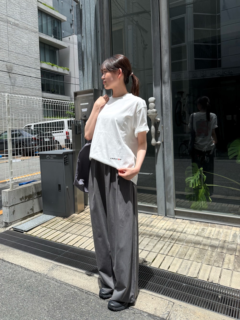 グレー系のその他パンツ、グレー系のその他パンツを着用したレディースの夏コーディネートの3枚目の写真