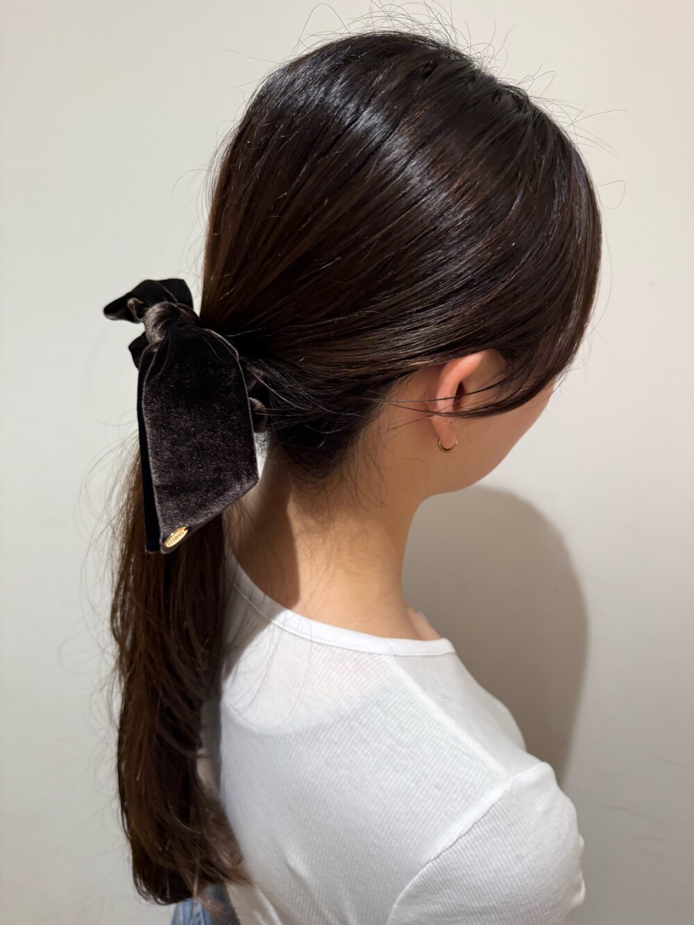 ブラウン系のシュシュを着用したレディースの秋コーディネートの4枚目の写真