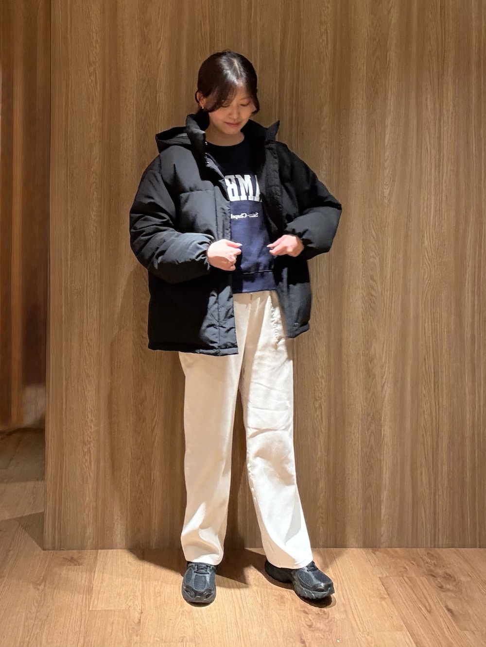 ブラック系のダウンジャケット/コート、ブラック系のダウンジャケット/コート、ブルー系のスウェットを着用したレディースの冬コーディネートの2枚目の写真