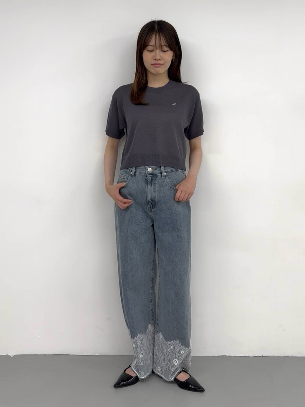 ブルー系のデニムパンツ、グレー系のニット/セーターを着用したレディースの夏コーディネートの4枚目の写真