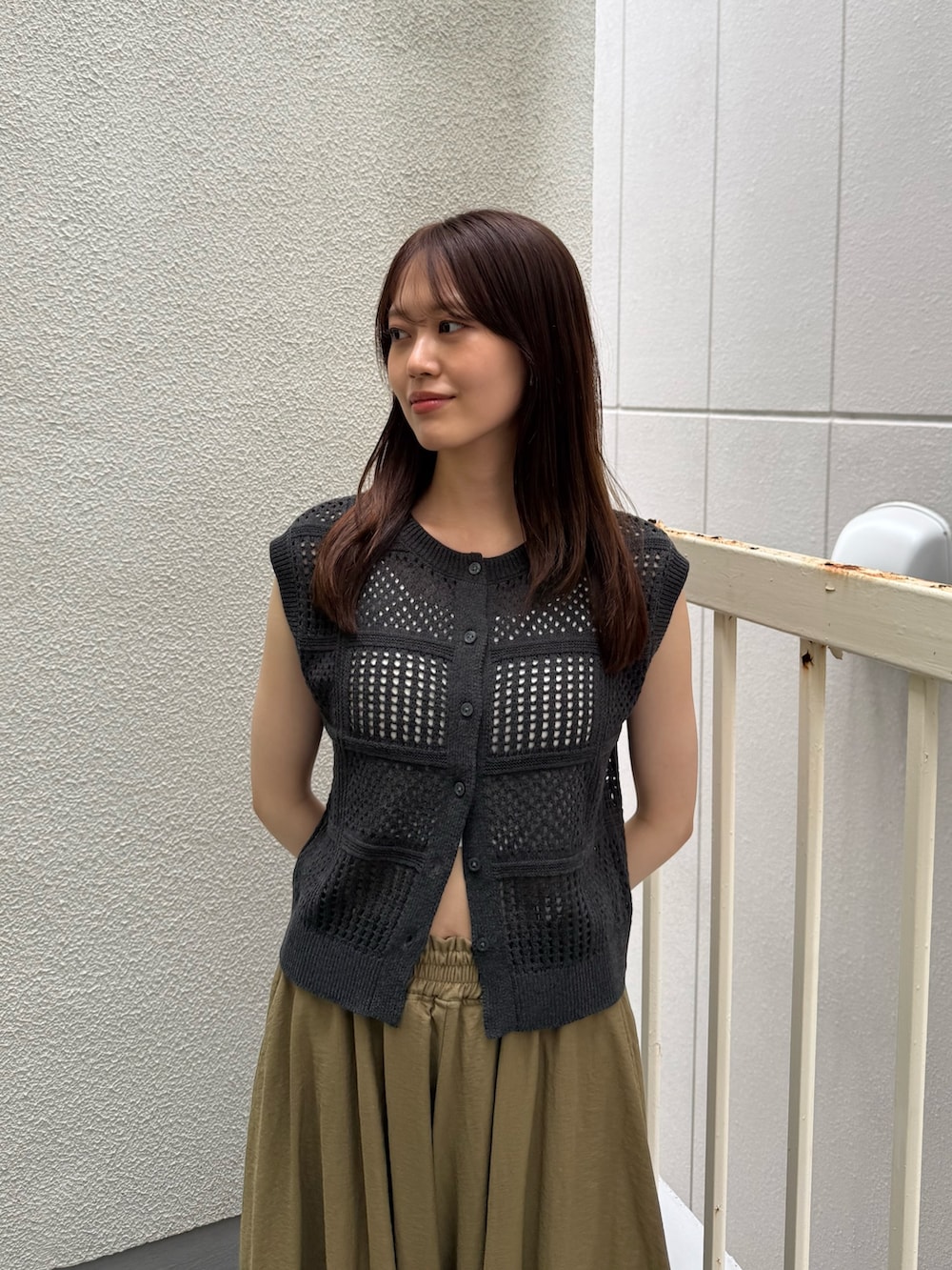 ブラック系のサンダル、ブラック系のサンダル、グリーン系のその他パンツを着用したレディースの夏コーディネートの6枚目の写真