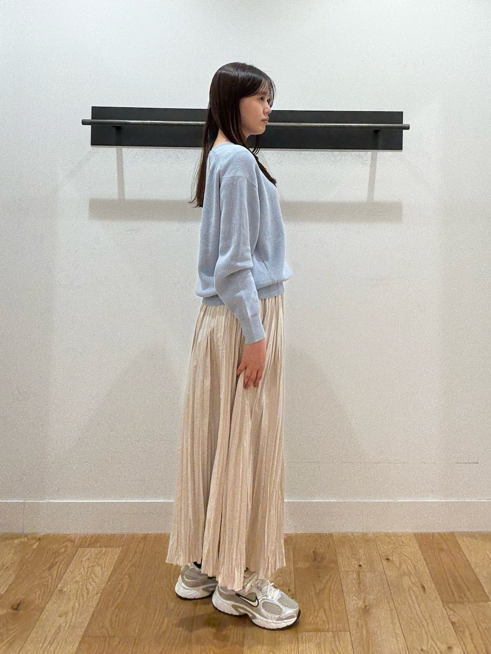 ブルー系のニット/セーター、ブルー系のニット/セーター、ホワイト系のスカートを着用したレディースの冬コーディネートの4枚目の写真