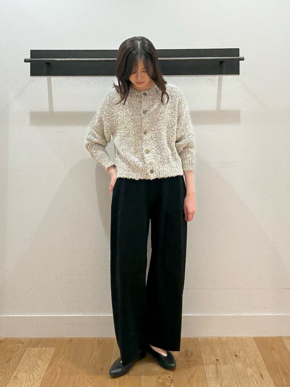 ホワイト系のカーディガン/ボレロ、ホワイト系のカーディガン/ボレロ、ブラック系のその他パンツを着用したレディースの冬コーディネートの4枚目の写真