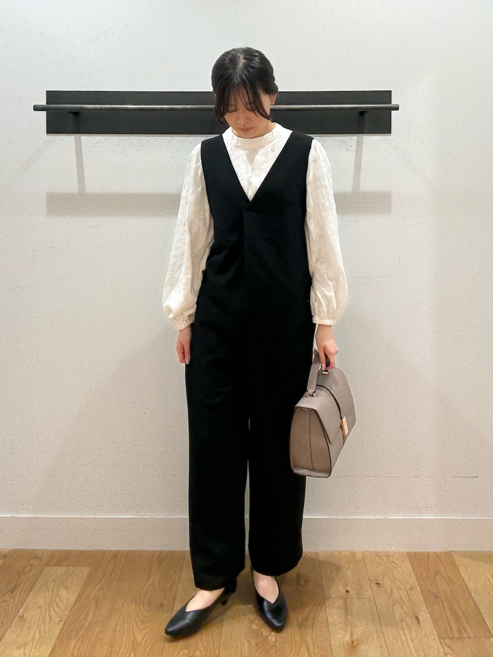 ホワイト系のシャツ/ブラウス、ホワイト系のシャツ/ブラウス、ブラック系のその他パンツを着用したレディースの冬コーディネートの2枚目の写真