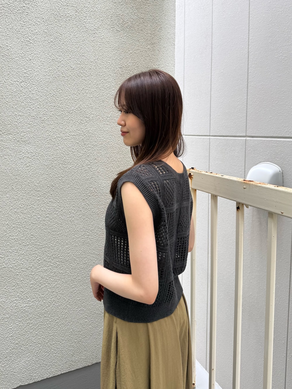 ブラック系のサンダル、ブラック系のサンダル、グリーン系のその他パンツを着用したレディースの夏コーディネートの5枚目の写真