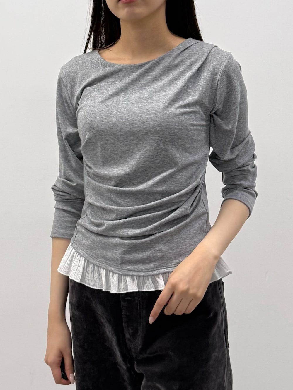 グレー系のTシャツ/カットソー、グレー系のその他パンツ、グレー系のその他パンツを着用したレディースの秋コーディネートの4枚目の写真