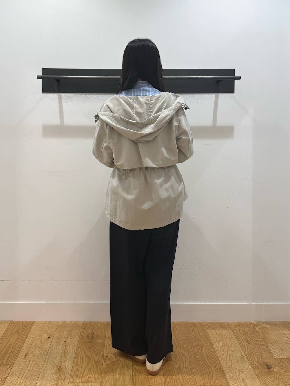 ベージュ系のマウンテンパーカー、ベージュ系のマウンテンパーカー、ブルー系のシャツ/ブラウスを着用したレディースの春コーディネートの2枚目の写真