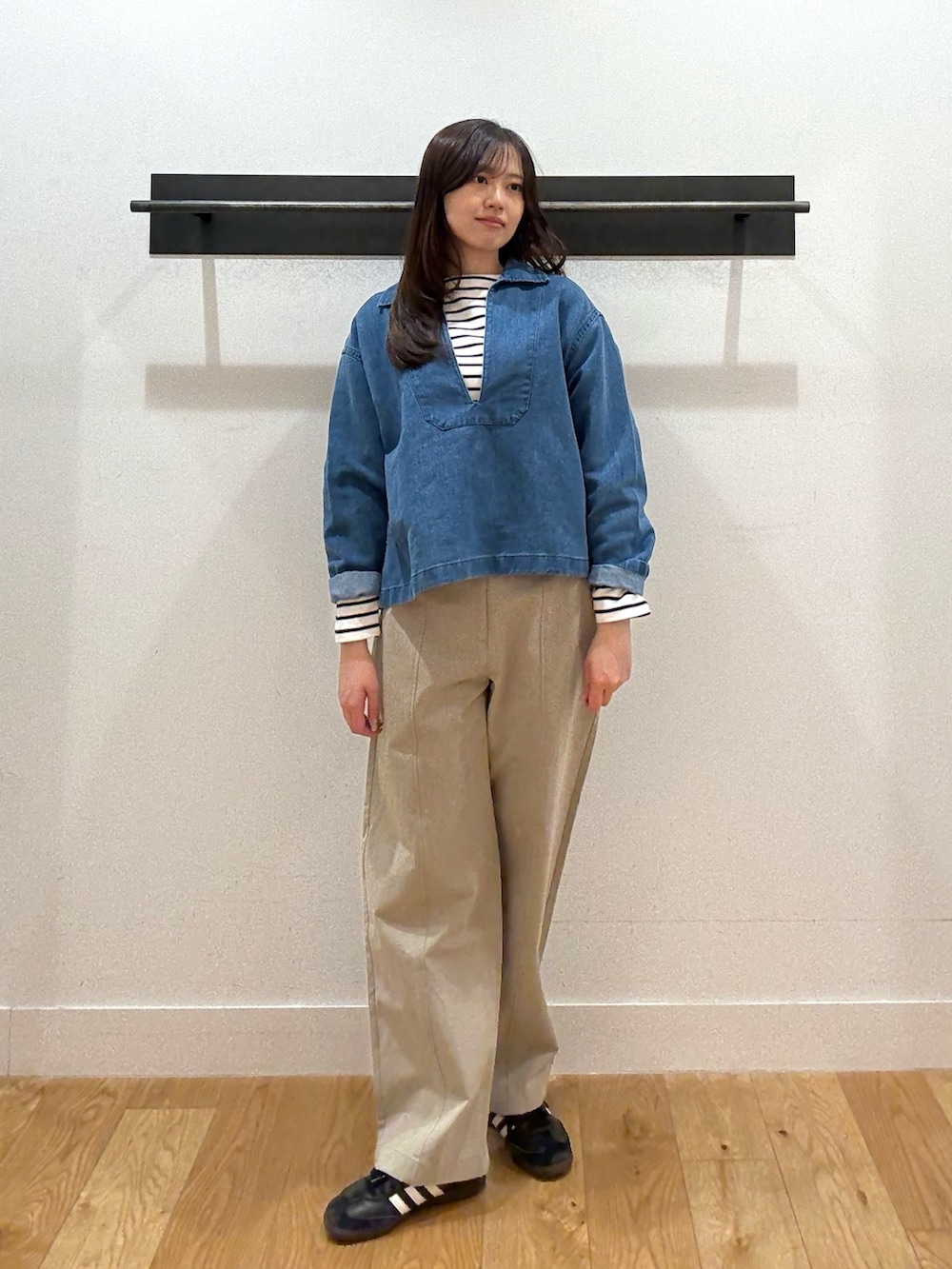 ブラック系のTシャツ/カットソー、ブラック系のTシャツ/カットソー、ブルー系のシャツ/ブラウスを着用したレディースの冬コーディネートの3枚目の写真