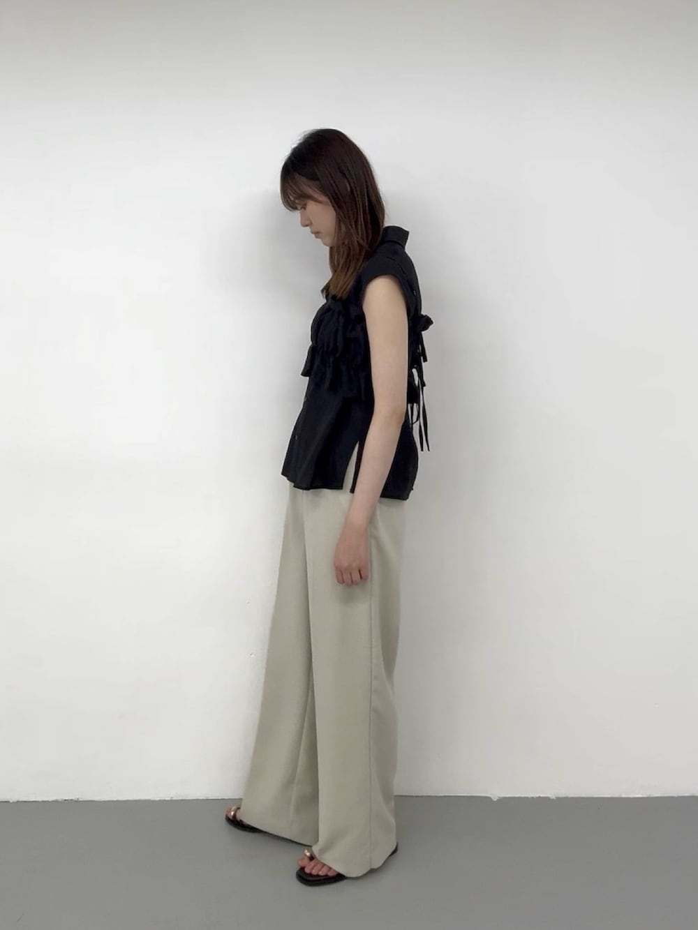 ベージュ系のその他パンツ、ベージュ系のその他パンツ、ブラック系のシャツ/ブラウスを着用したレディースの夏コーディネートの3枚目の写真