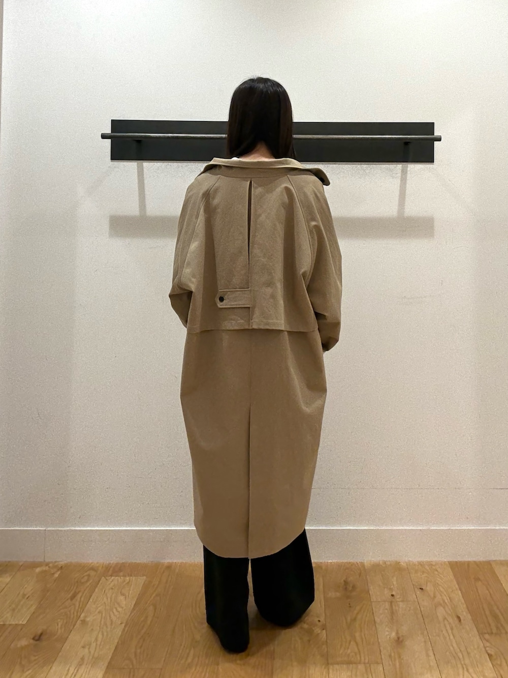 ベージュ系のその他アウター、ベージュ系のその他アウター、ホワイト系のシャツ/ブラウスを着用したレディースの冬コーディネートの5枚目の写真