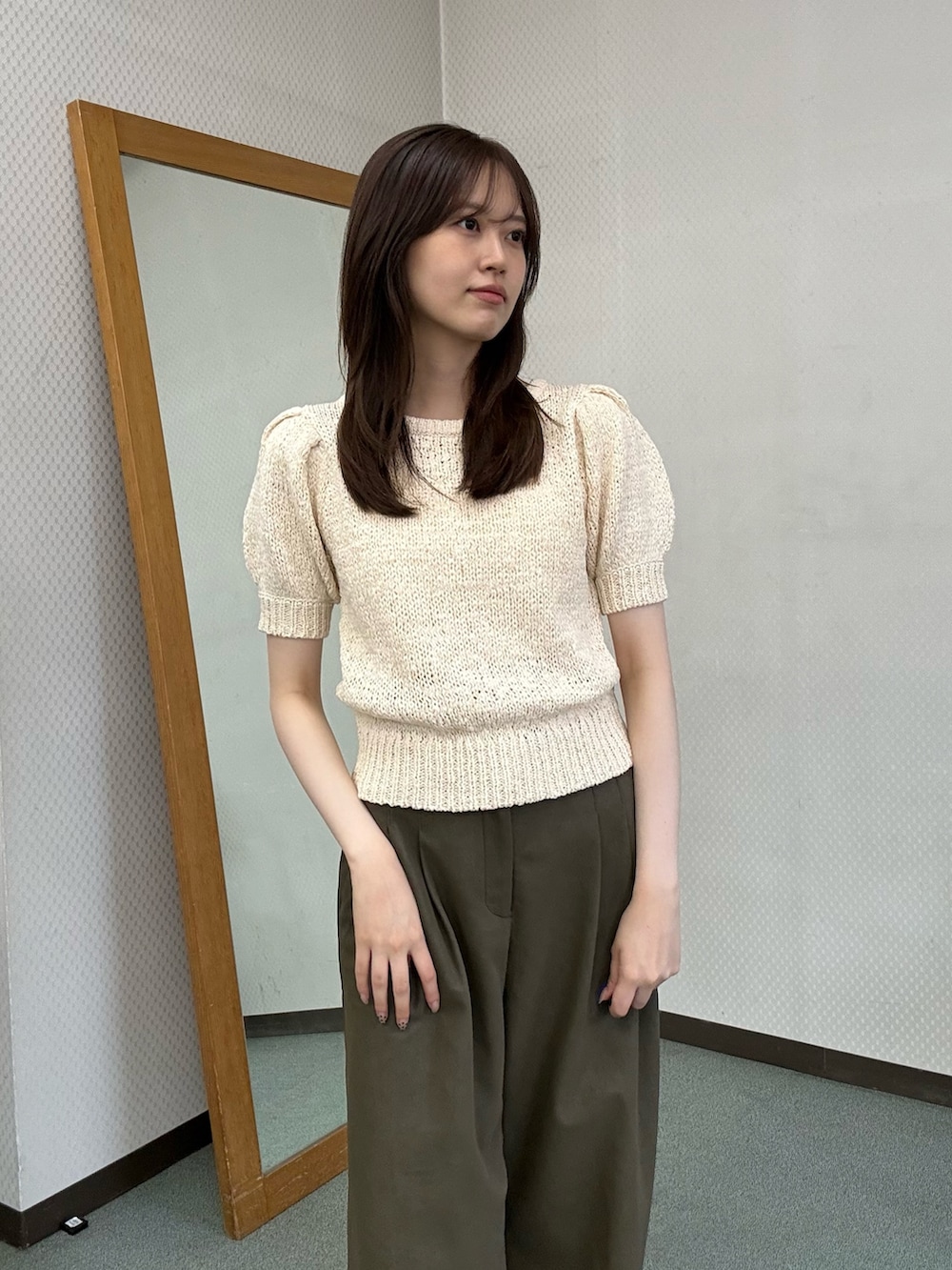 ホワイト系のニット/セーター、グリーン系のその他パンツ、グリーン系のその他パンツを着用したレディースの夏コーディネートの5枚目の写真